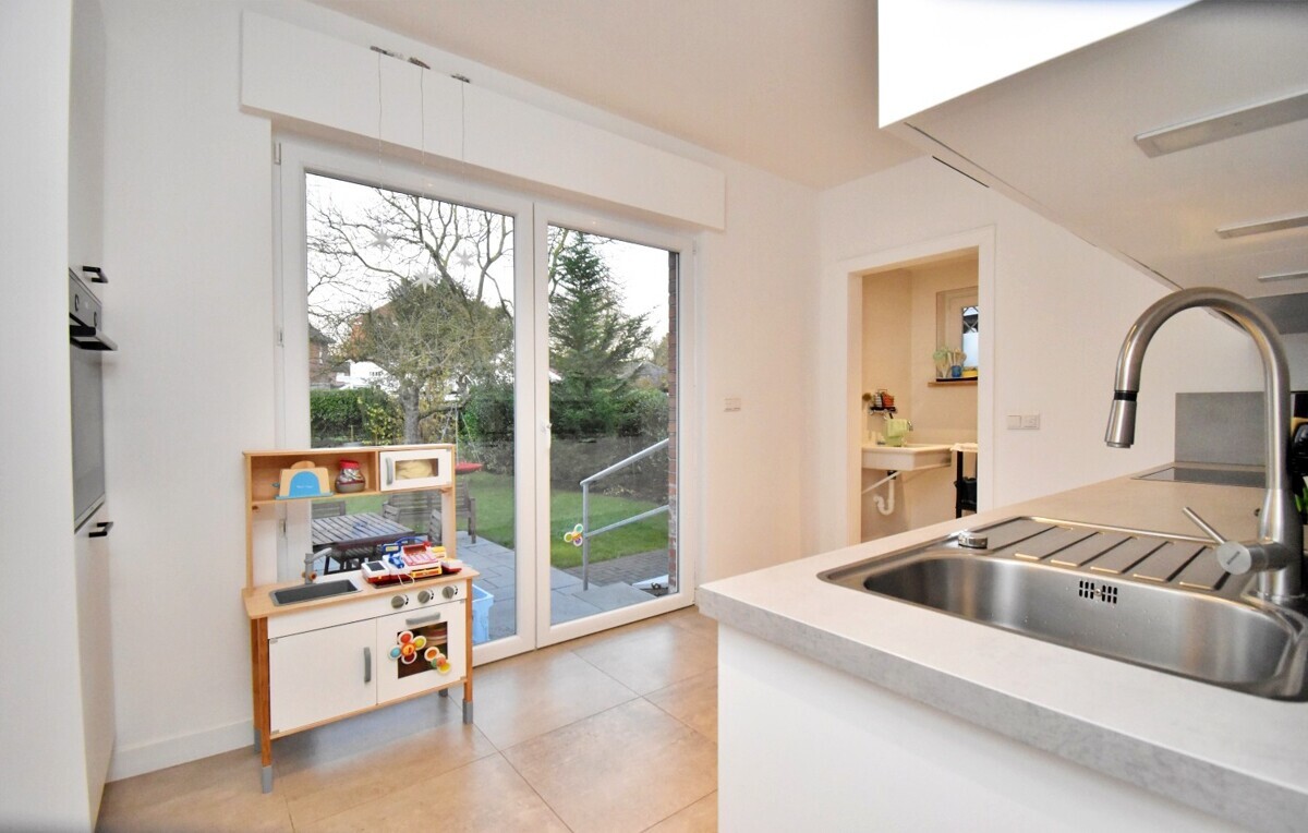 Küche mit Zugang zum Garten und Blick Richtung HWR