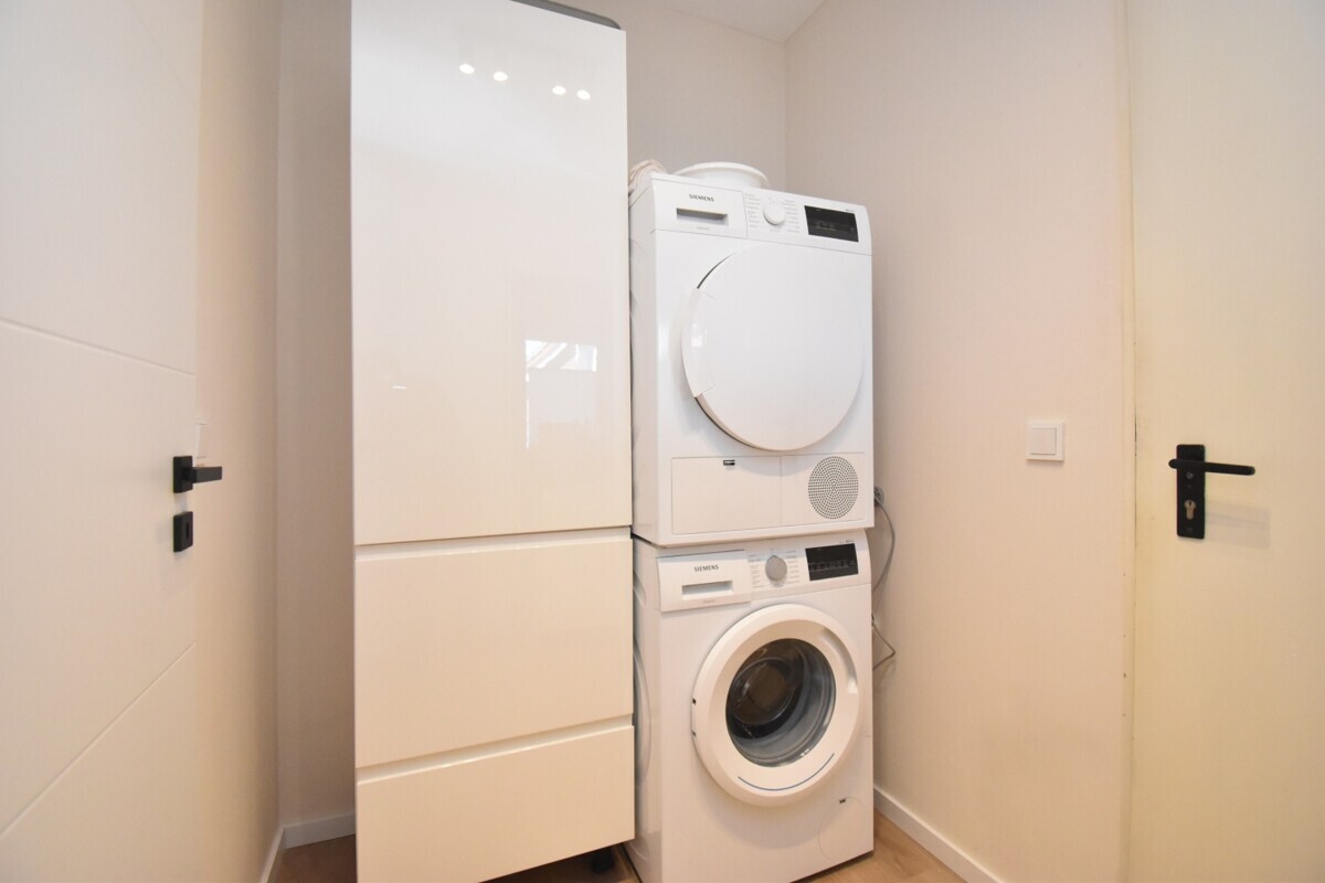 Hauswirtschaftsraum mit Zugang zur Garage