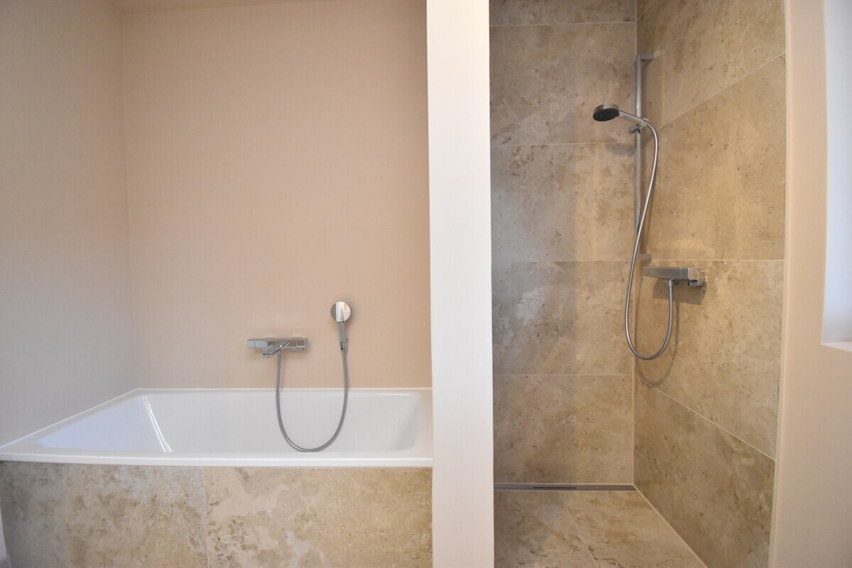 Blick Richtung Dusche und Badewanne