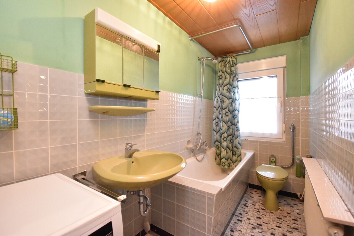 1 OG: Bad mit Duschwanne und Waschmaschinenanschluss