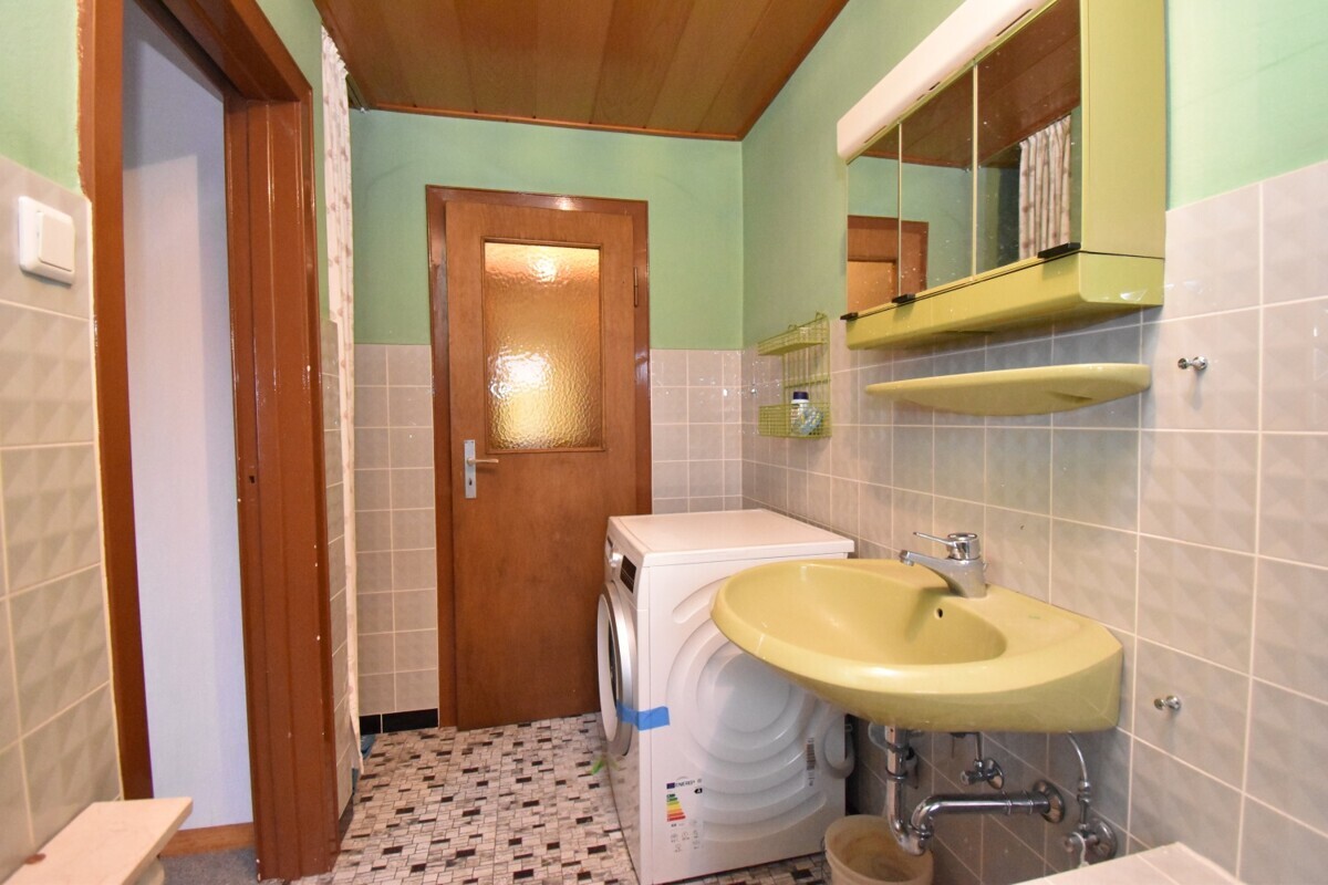 1 OG: Bad mit Duschwanne und Waschmaschinenanschluss