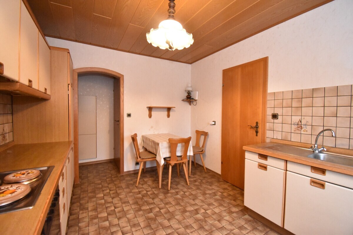 Küche mit Blick Richtung Sitzecke