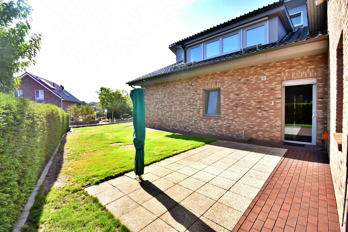 Garten mit Blick auf die zweite Terrasse