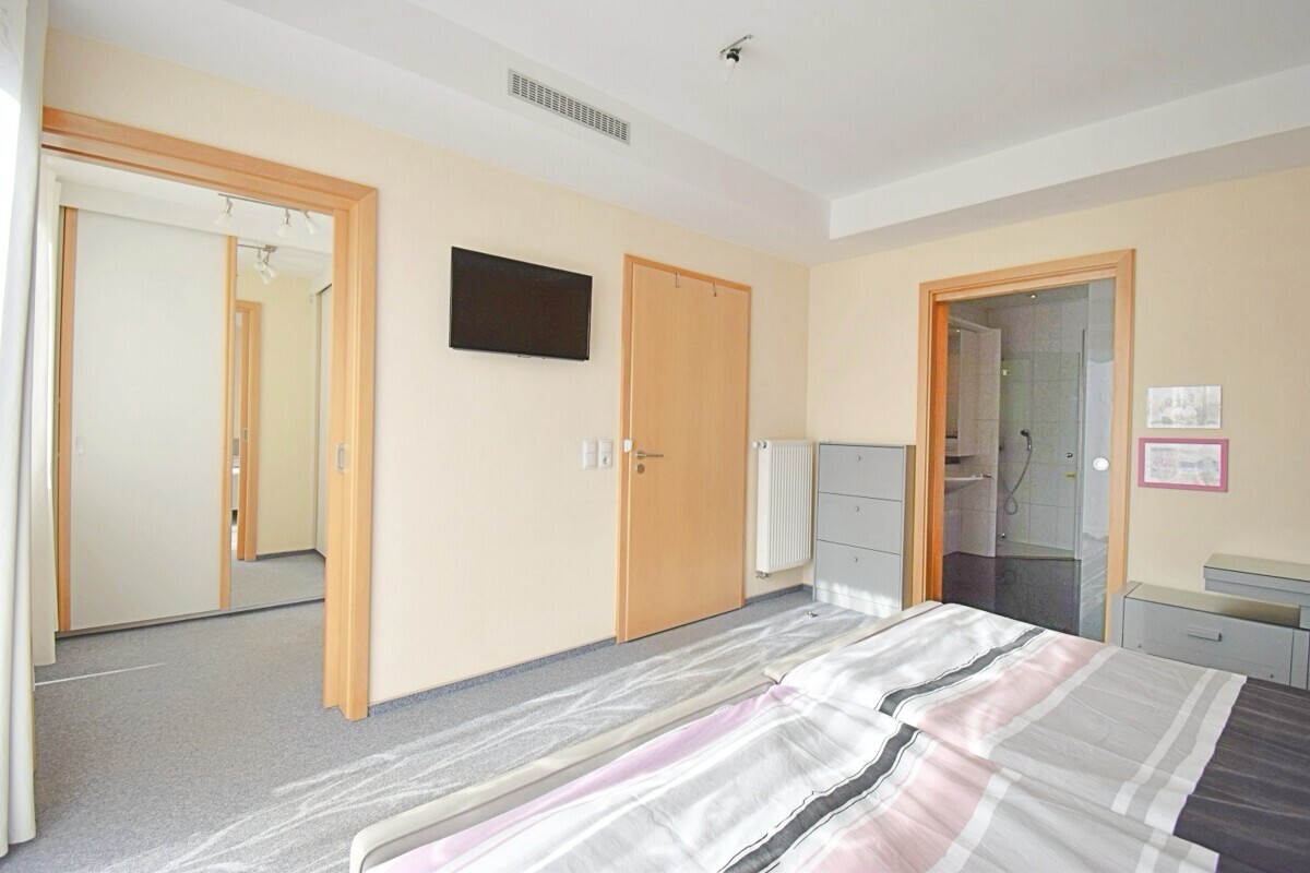 EG: Schlafzimmer mit Blick Richtung Ankleide und Bad en Suite