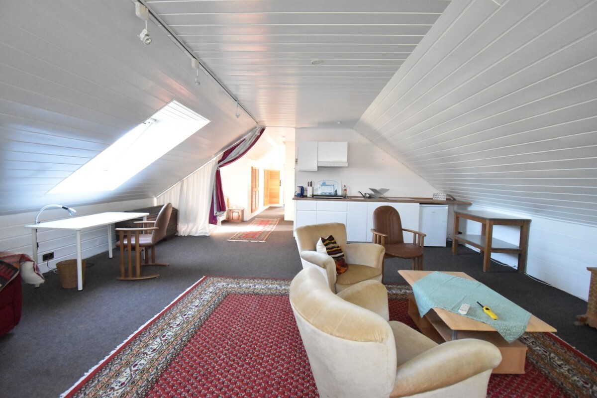 Wohnzimmer mit KĂĽche im Dachgeschoss