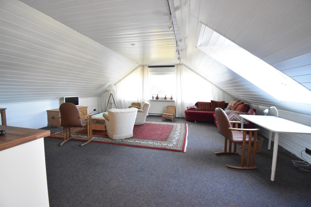 Wohnzimmer mit KĂĽche im Dachgeschoss