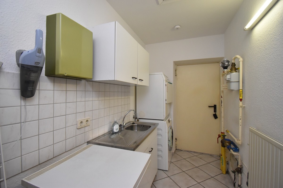 Hauswirtschaftsraum mit Zugang zur Garage