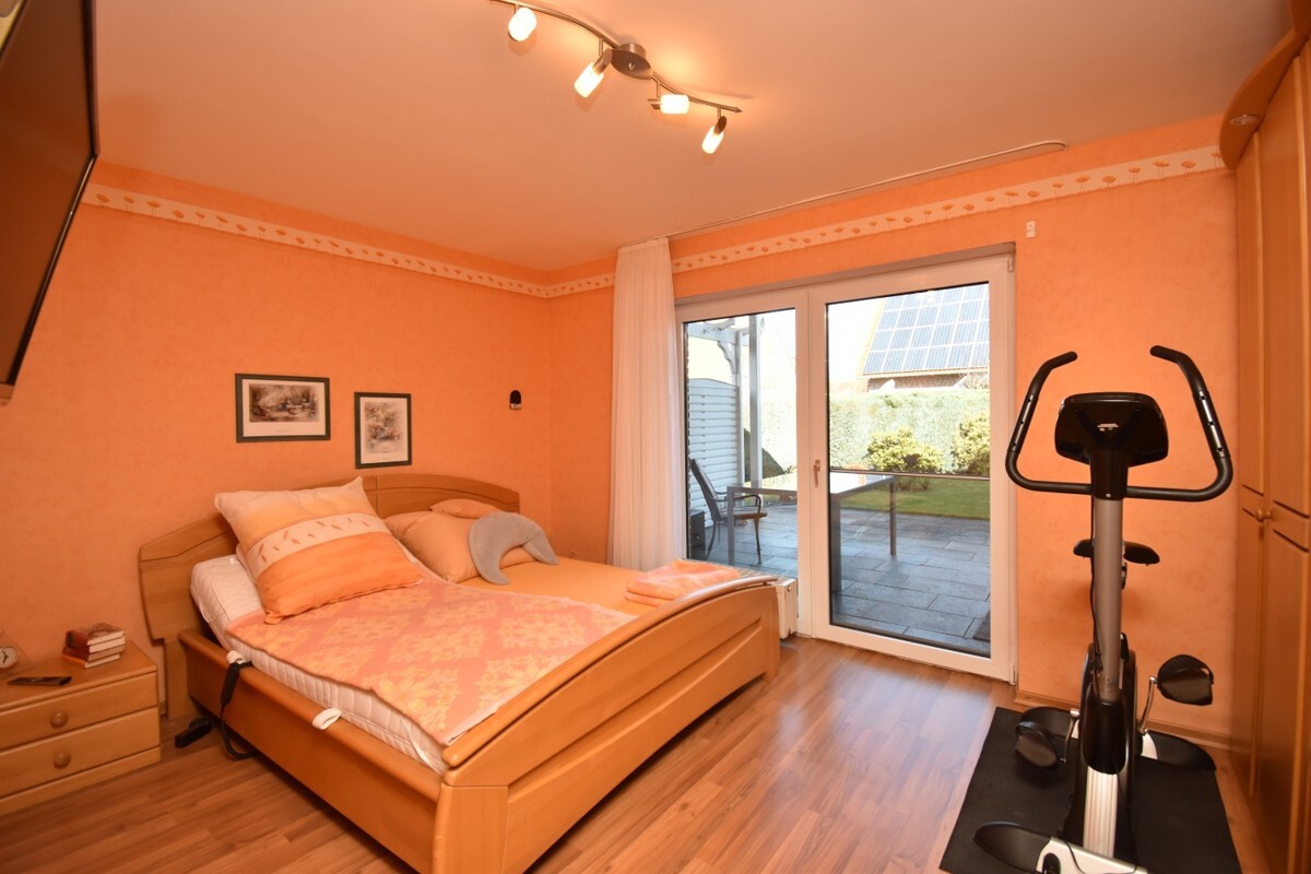 Schlafzimmer mit Zugang zur Terrasse