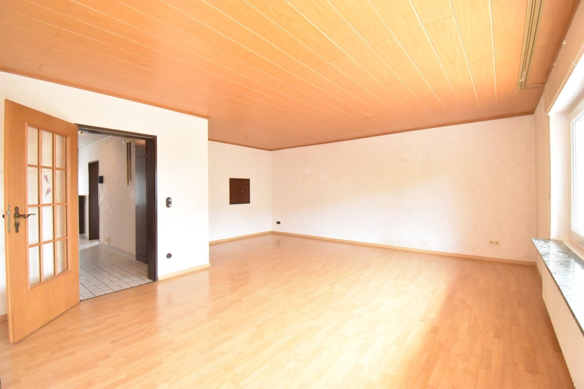 Wohn- und Esszimmer mit Zugang zur Terrasse
