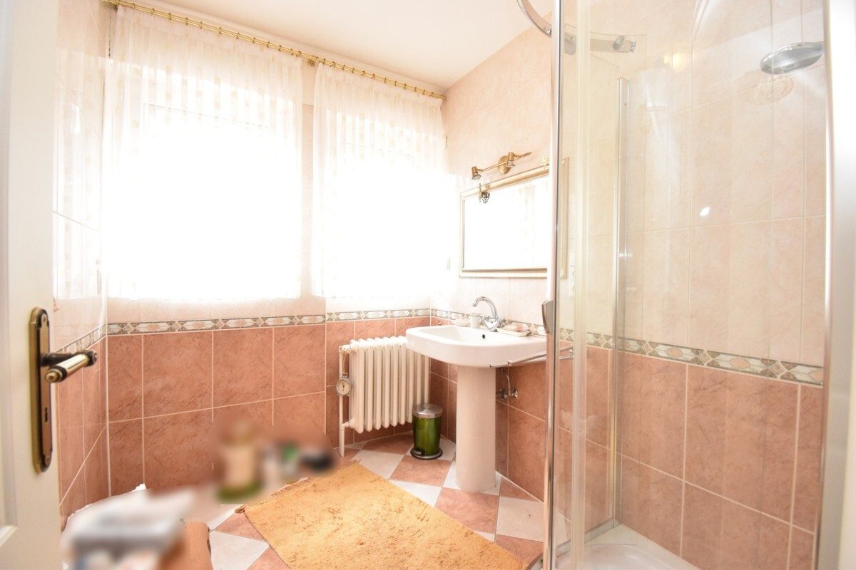 Badezimmer im Erdgeschoss