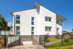 Hausansicht - Zufahrt zur Garage