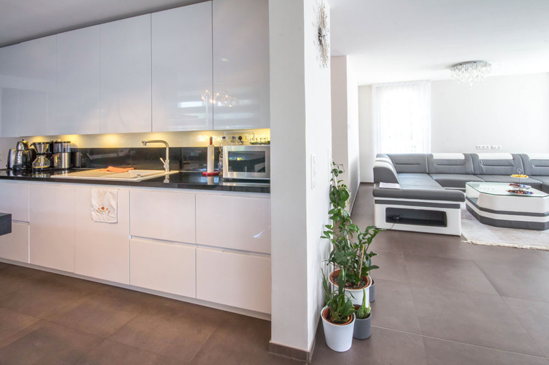 Blick von der Küche zum Wohnzimmer