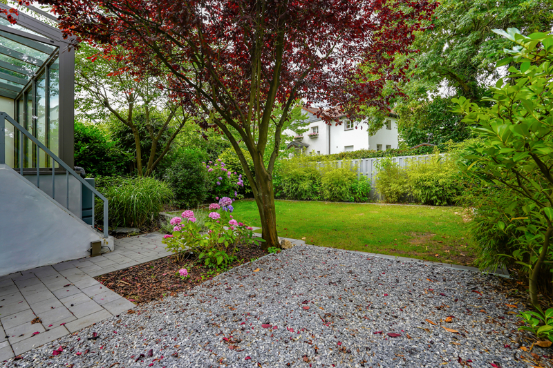 Blick über den Garten - hinter dem Zaun befindet sich weitere Fläche mit dem ehemaligen Pool