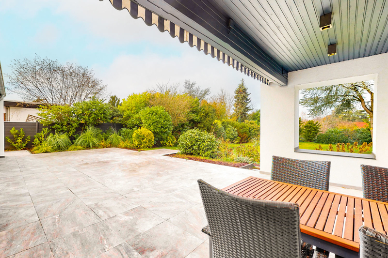 ca. 64 m² große Terrasse mit Markise (teilweise überdacht)