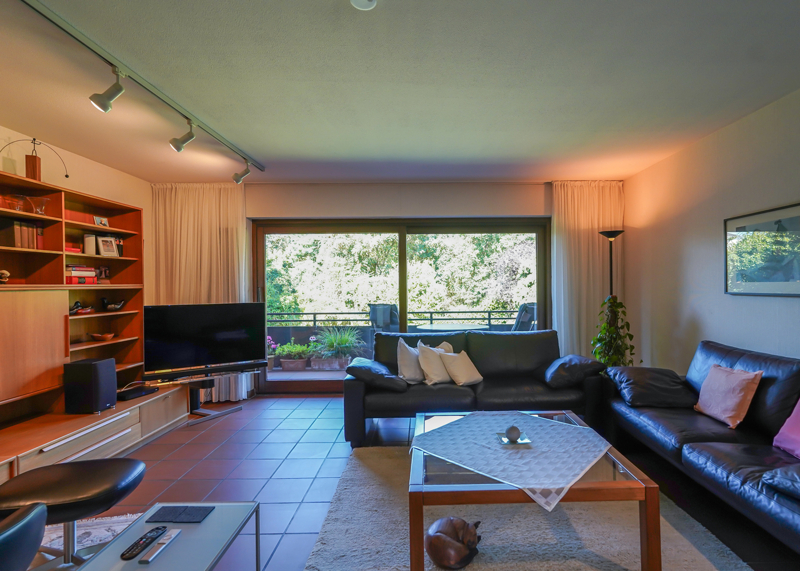 Wohnzimmer mit angeschlossenem Balkon