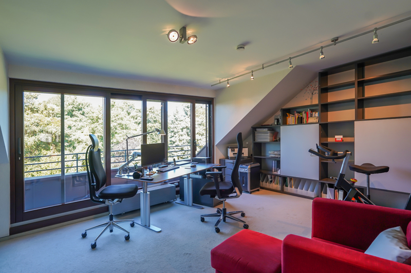 aktuelles Arbeitszimmer mit angeschlossenem Balkon