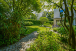 Idyllischer Gartenweg