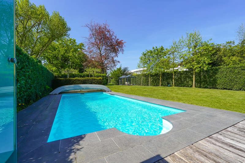 Pool mit fahrbarem Dach