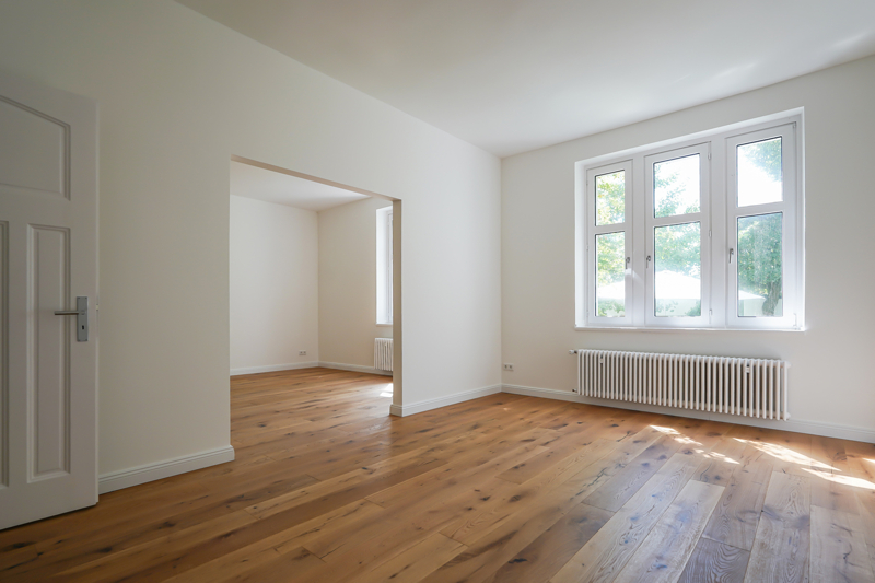 Helles Wohn- und Esszimmer