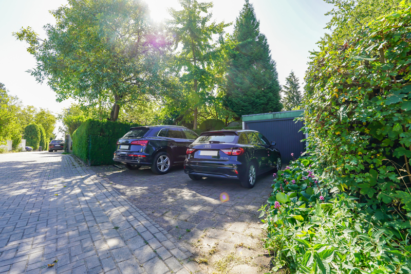 Garage und Freiplätze auf dem Grundstück