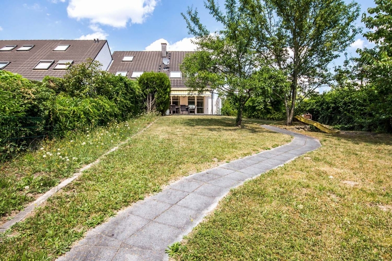 Blick vom Garten zum Haus