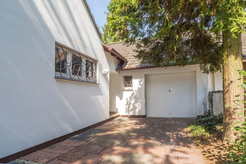 Garage und Hauseingang