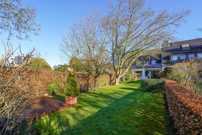 weitläufiger Garten