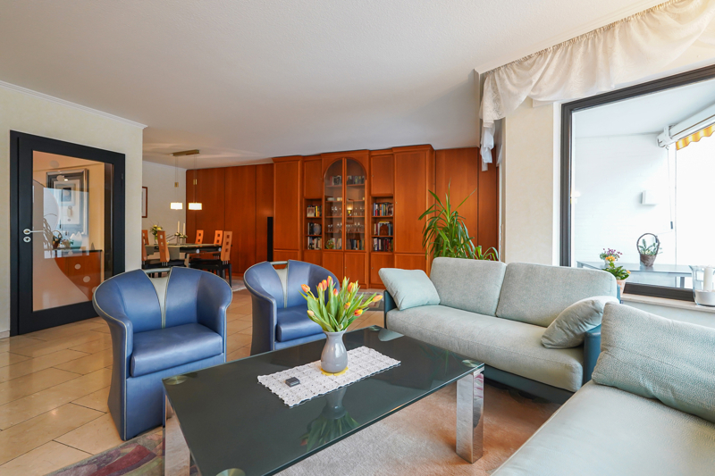 großzügiges Wohnzimmer