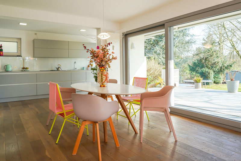 Blick über das Esszimmer zur Küche