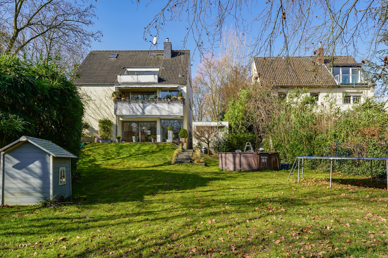 Blick über den Garten zum Haus