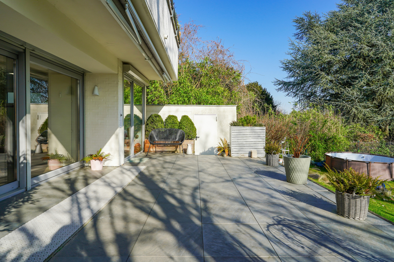 Terrasse mit dem Blick zur Garage