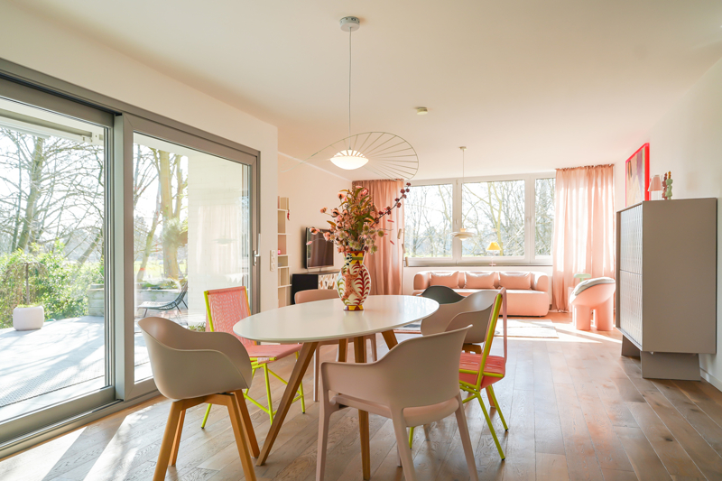 Blick über den Essplatz zum Wohnzimmer