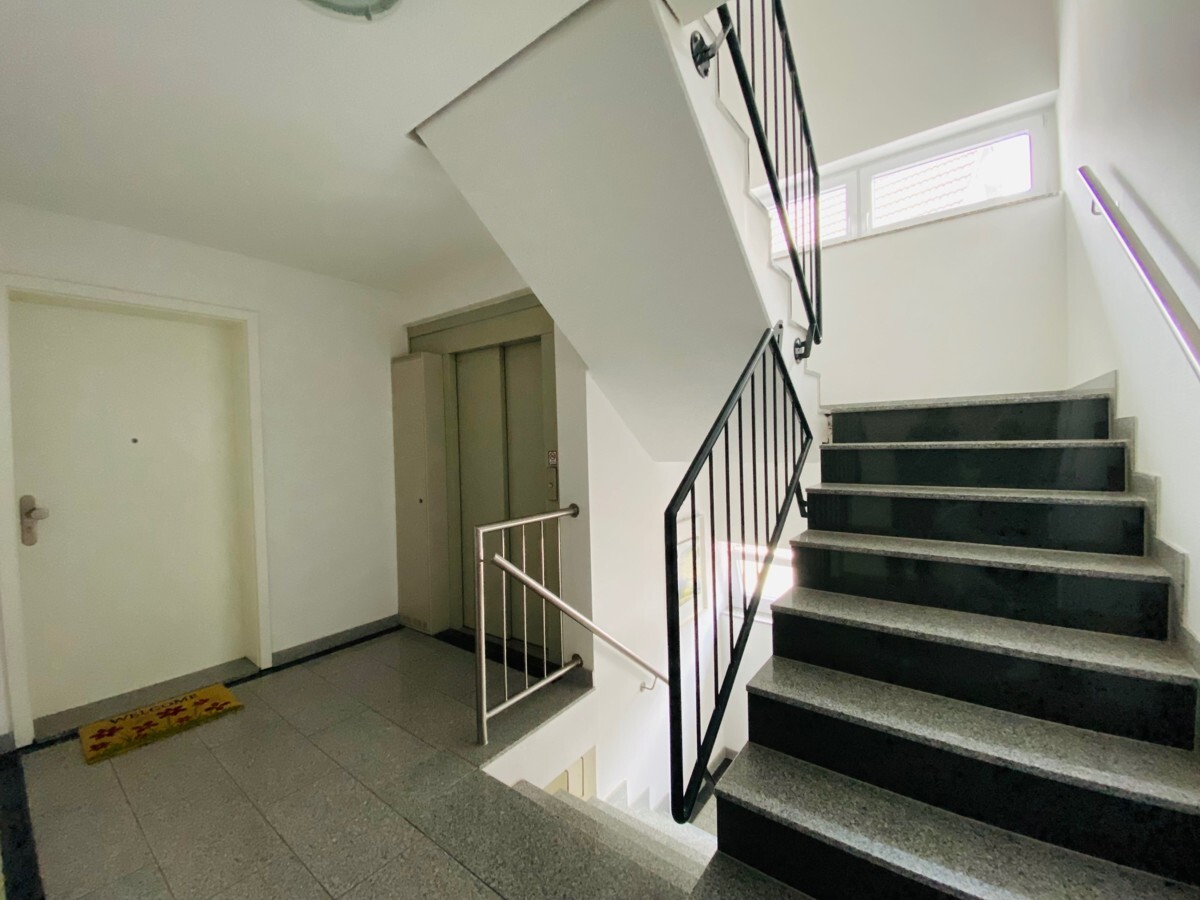 Treppenhaus mit Aufzug