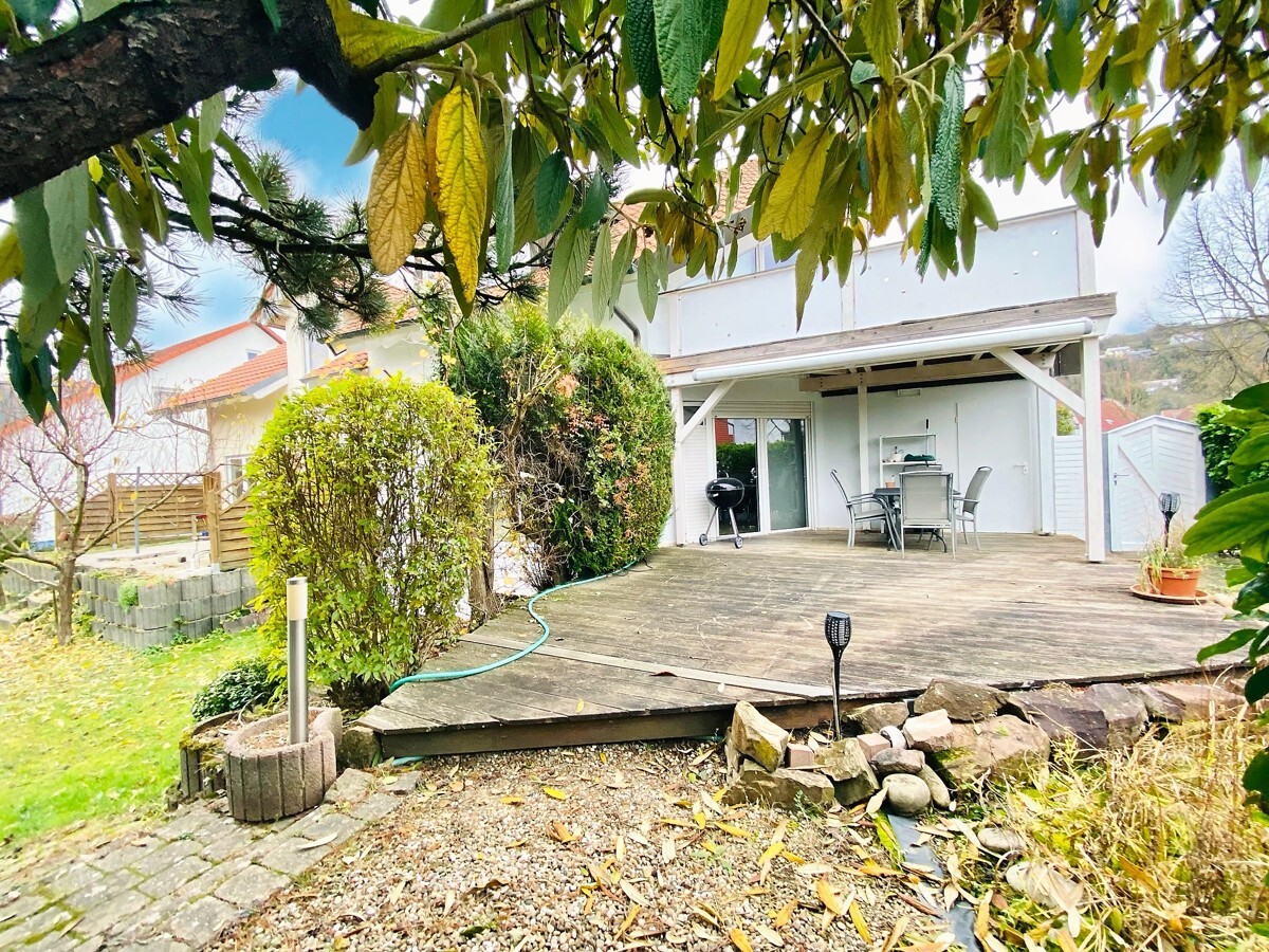 Großer überdachter Terrassenplatz