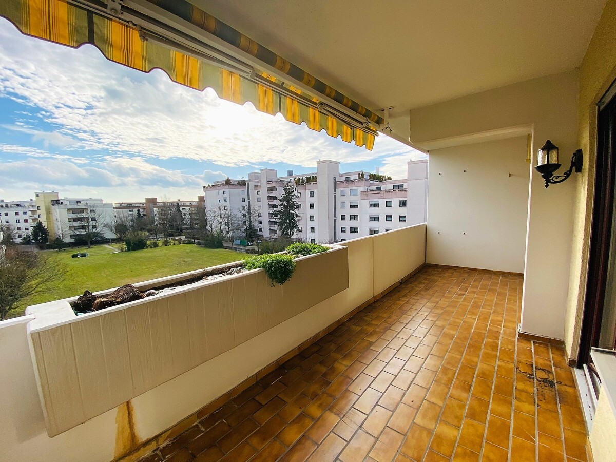 Sonniger, überdachter Balkon