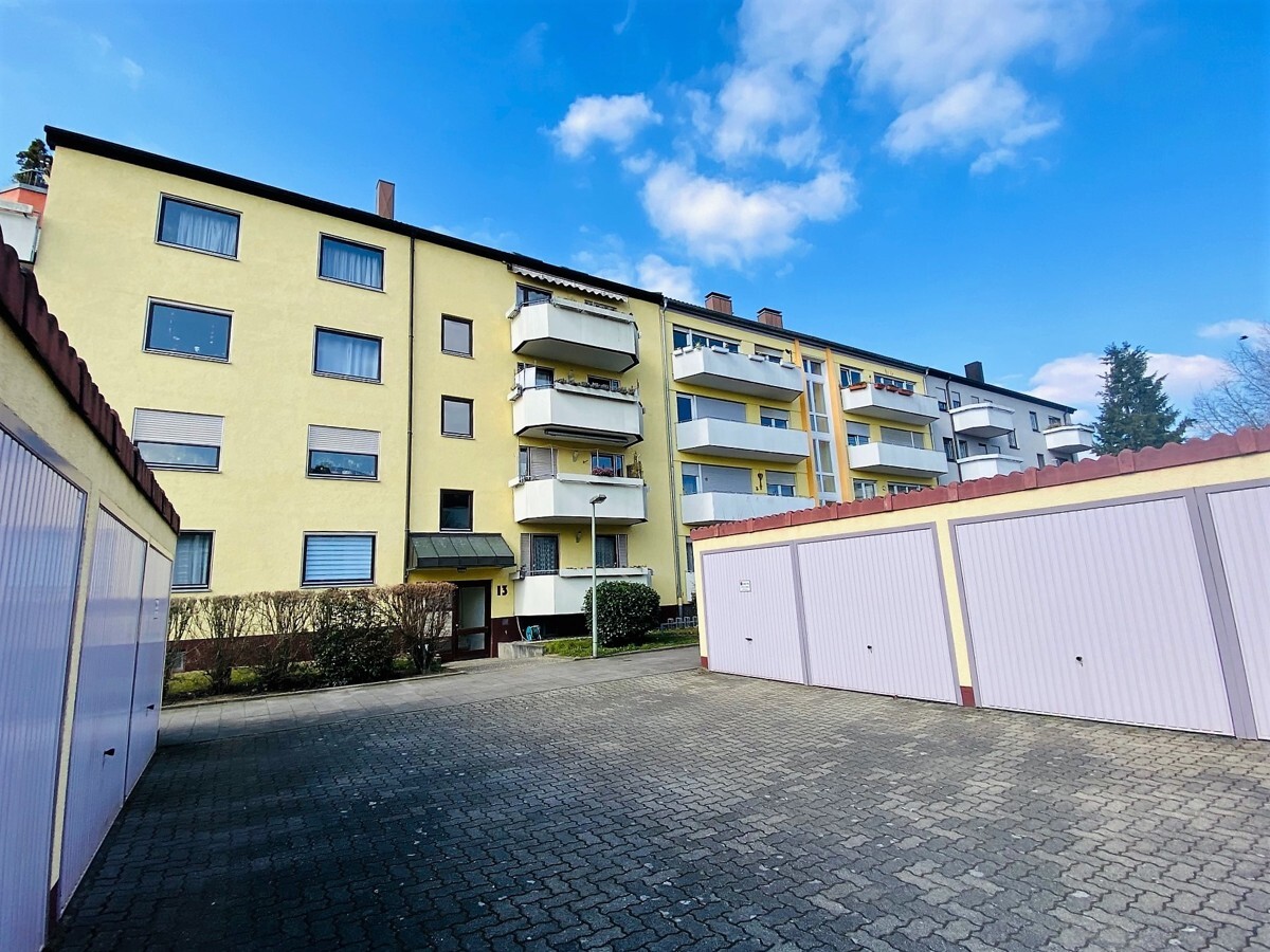 Hausansicht mit Garagen