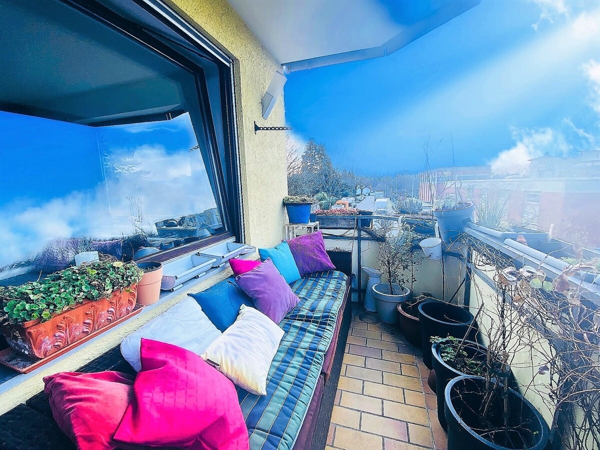 Schöner, überdachter Balkon
