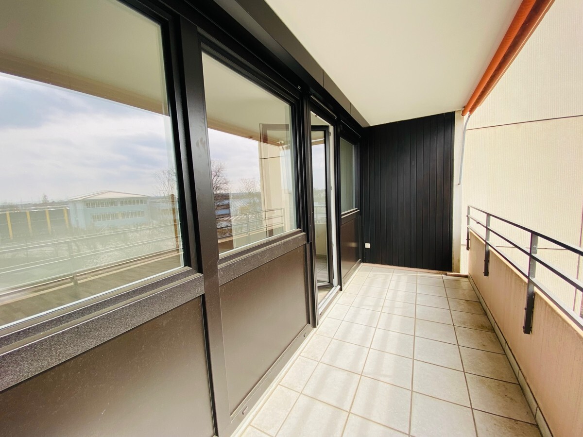 großer sonniger Balkon