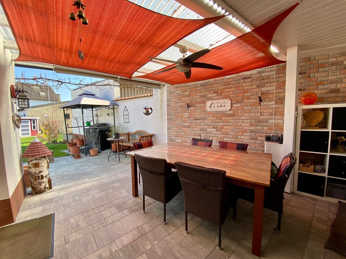 schöne überdachte Terrasse