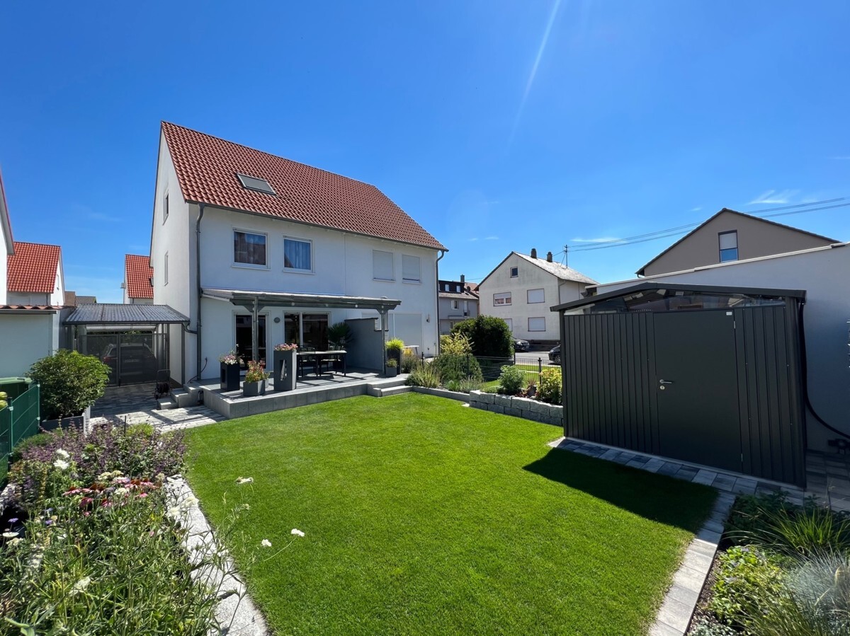 Hausansicht komplett Gartenseite