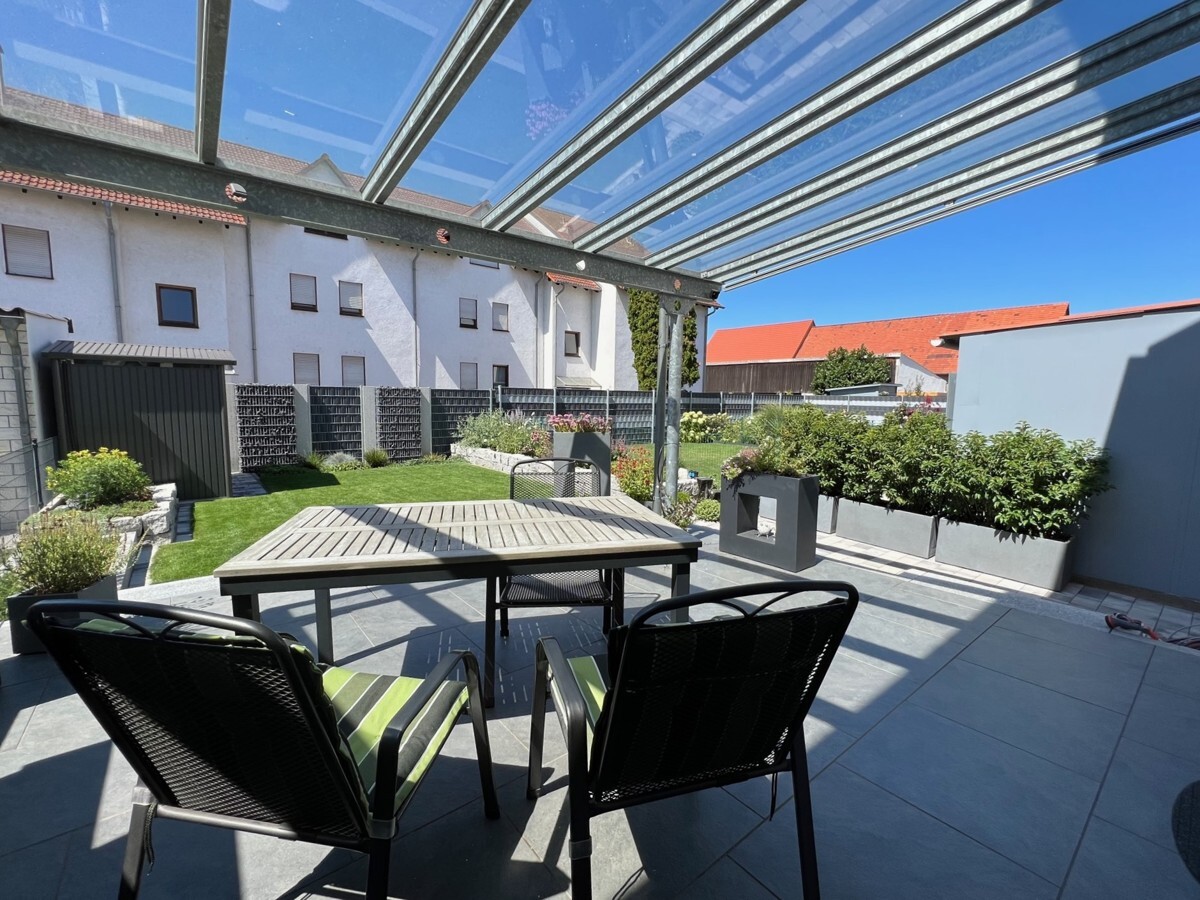 Überdachte Terrasse mit Markise