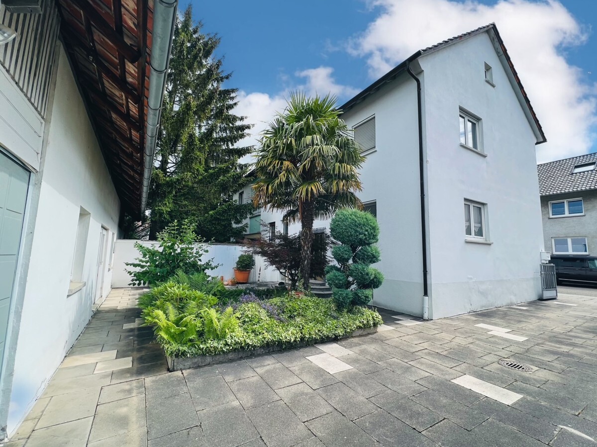 Haus und Nebengebäude