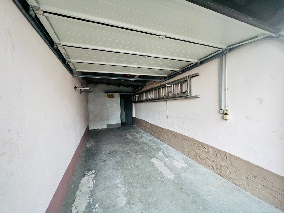 Lange Garage mit elektr. Tor