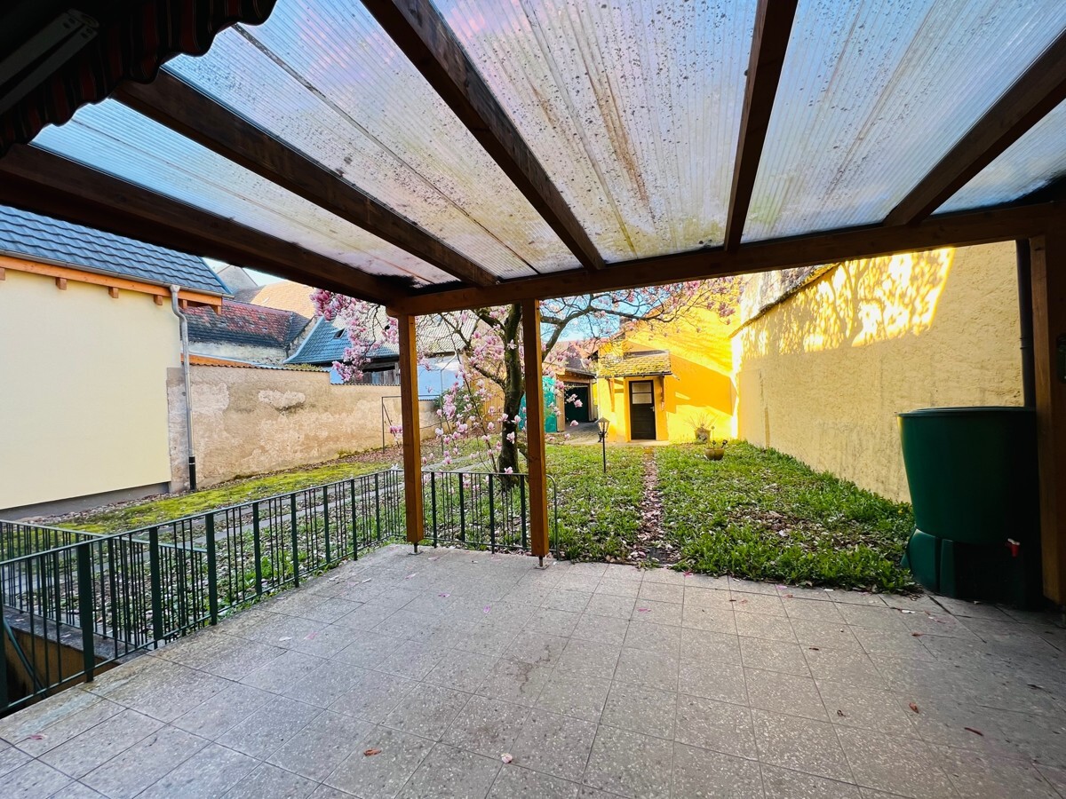 Große überdachte Terrasse