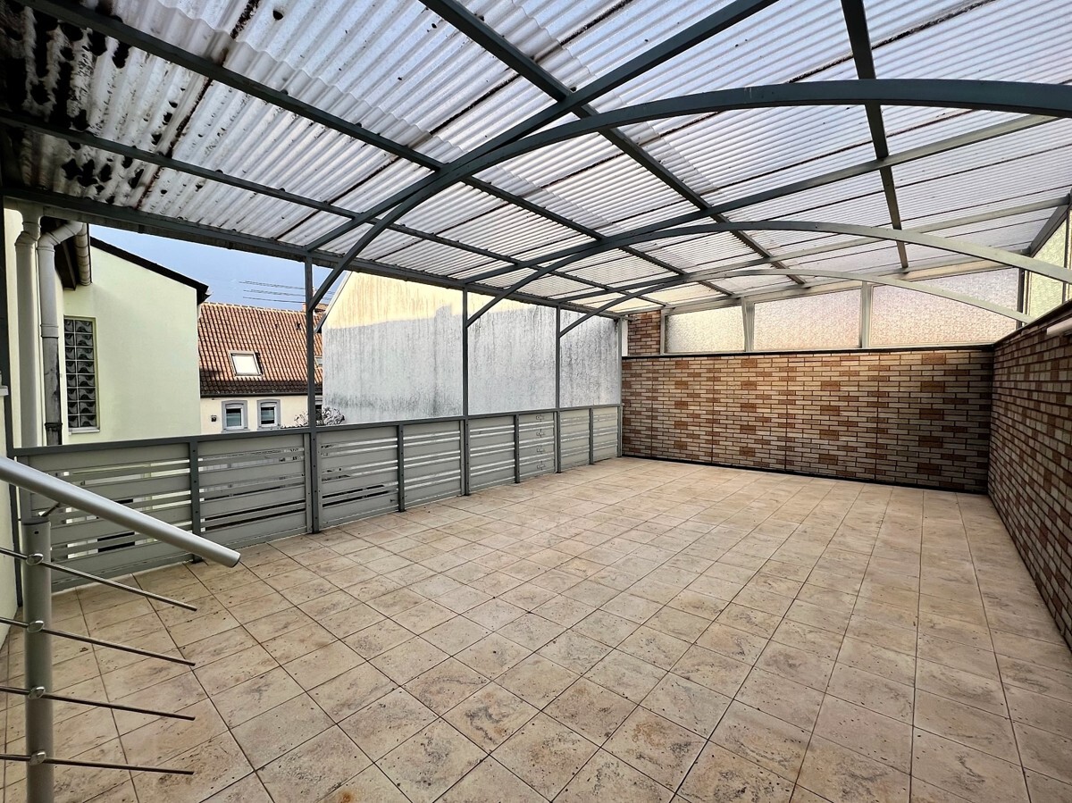 Große überdachte Terrasse1