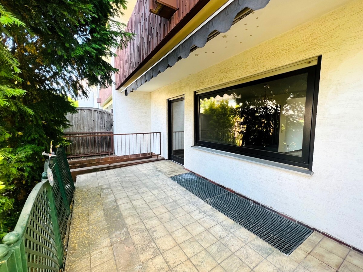 Große überdachte Terrasse mit Markise