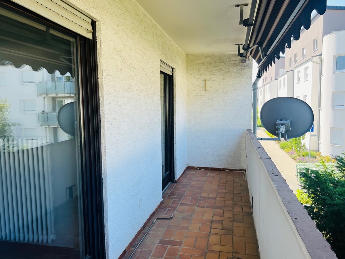 Großer überdachter Balkon + Markise