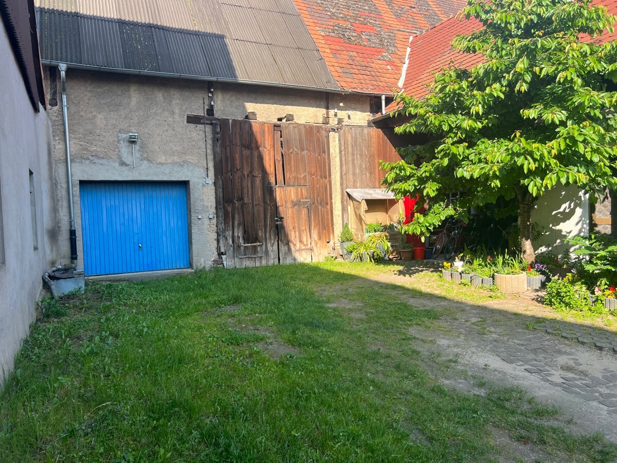 Garage und Stellplatz