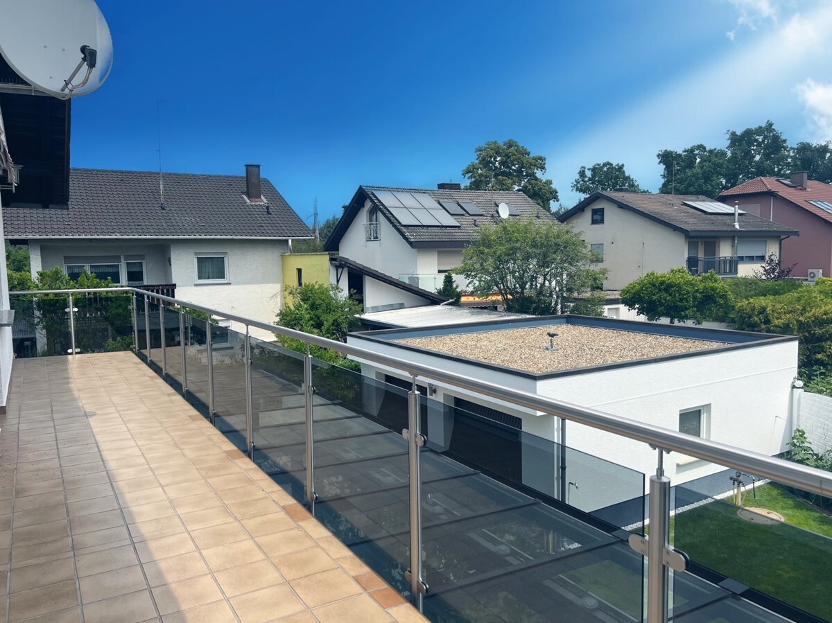 Großer Balkon Gartenseite