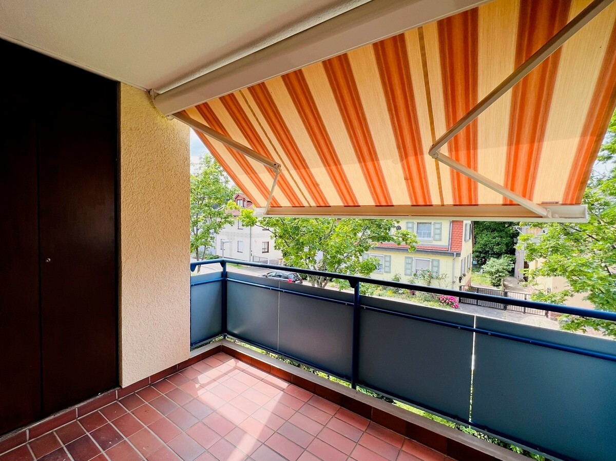 Überdachter Balkon mit Markise
